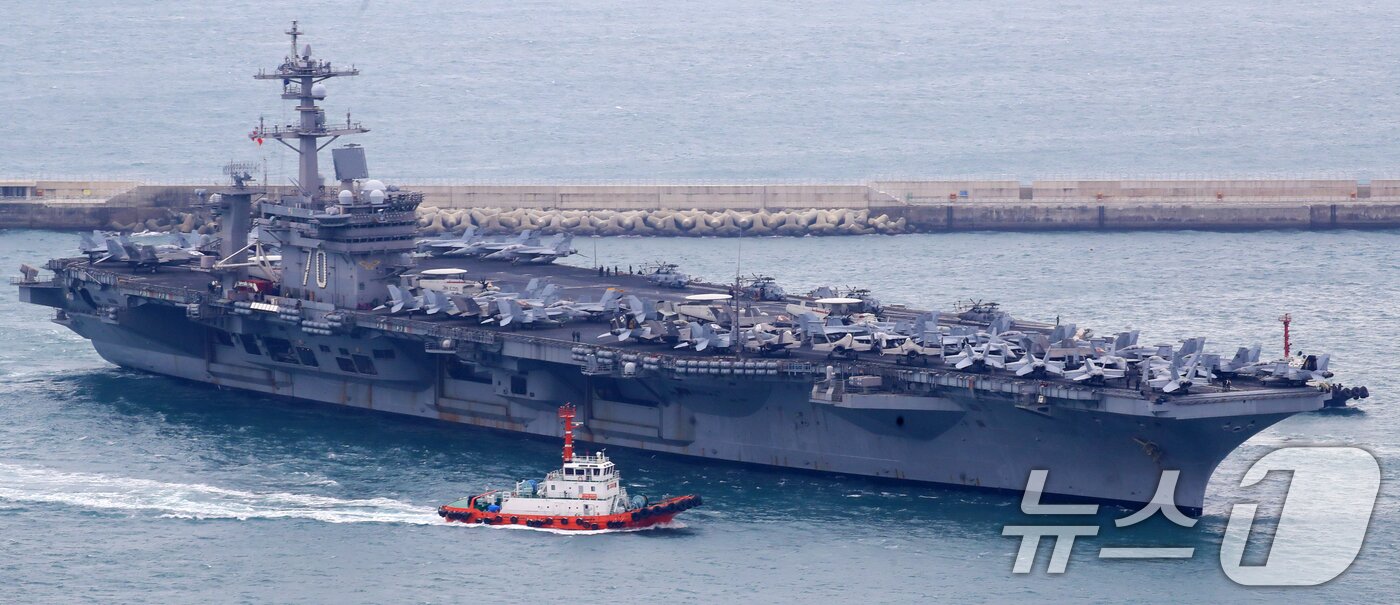 본문 이미지 - 미국 해군 핵추진 항공모함 '칼빈슨함'(CVN-70)이 2일 오후 부산 남구 해군작전사령부 부산작전기지에 입항하고 있다. 길이 333m, 폭 77m, 무게 10만여 톤, 승조원 6000여 명에 달하는 니미츠급 항모인 칼빈슨함은 항공기 80여 대를 탑재할 수 있어 '떠다니는 군사기지'로 불린다. 2025.3.2/뉴스1 ⓒ News1 윤일지 기자