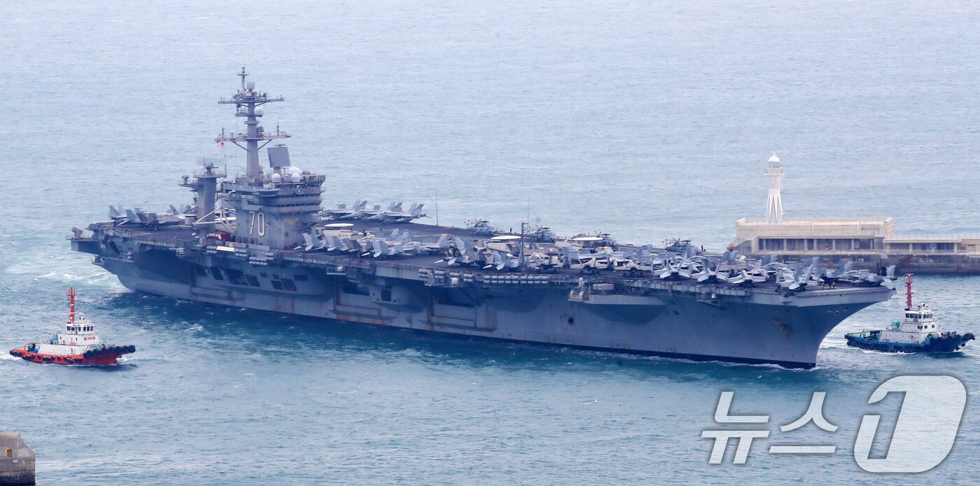 본문 이미지 - 미국 해군 핵추진 항공모함 '칼빈슨함'(CVN-70)이 2일 오후 부산 남구 해군작전사령부 부산작전기지에 입항하고 있다. 2025.3.2/뉴스1 ⓒ News1 윤일지 기자