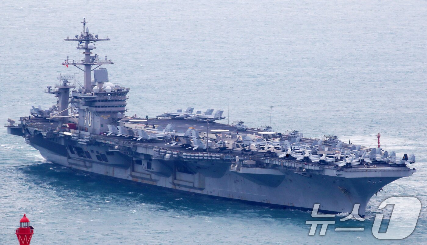 본문 이미지 - 미국 해군 핵추진 항공모함 '칼빈슨함'(CVN-70)이 2일 오후 부산 남구 해군작전사령부 부산작전기지에 입항하고 있다. 2025.3.2/뉴스1 ⓒ News1 윤일지 기자