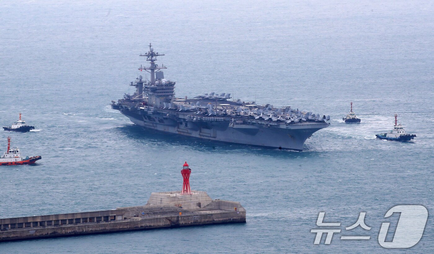 본문 이미지 - 미국 해군 핵추진 항공모함 '칼빈슨함'(CVN-70)이 2일 오후 부산 남구 해군작전사령부 부산작전기지에 입항하고 있다. 2025.3.2/뉴스1 ⓒ News1 윤일지 기자