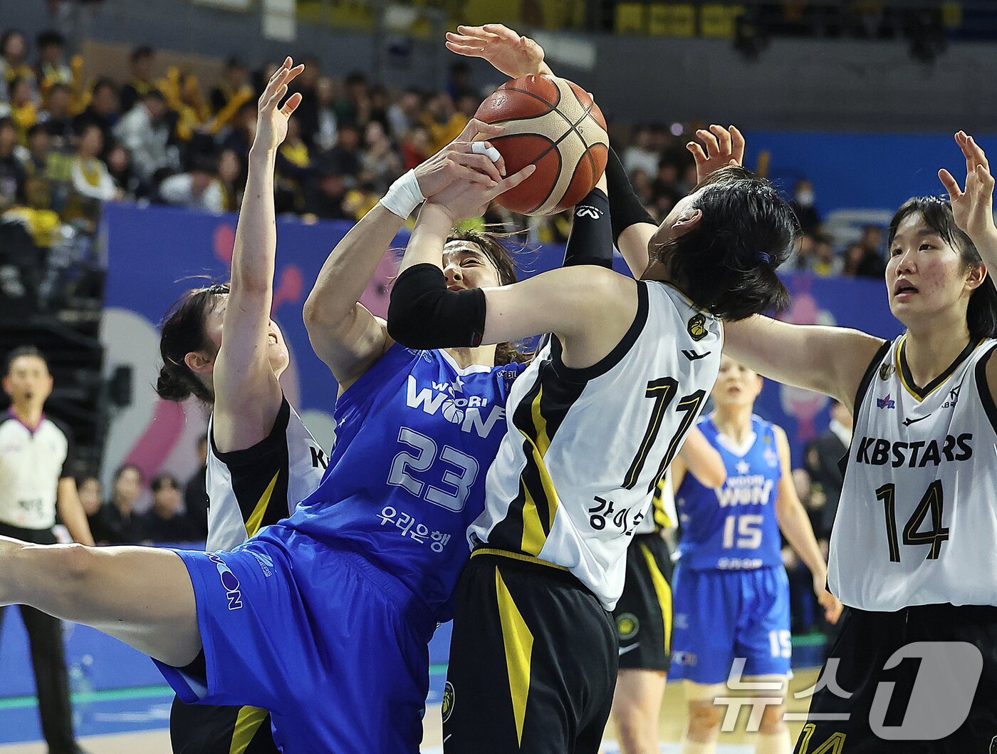 본문 이미지 - 2일 오후 충남 아산 이순신체육관에서 열린 '하나은행 2024-2025 여자프로농구 플레이오프' 1차전 아산 우리은행 우리 WON과 청주 KB스타즈의 경기, 2쿼터 아산 우리은행 김단비가 청주 KB 강이슬, 허예은과 리바운드 경합을 하고 있다. 2025.3.2/뉴스1 ⓒ News1 김진환 기자