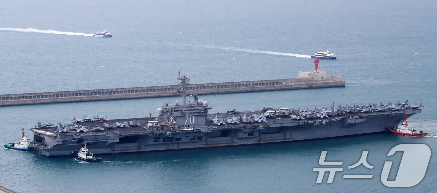 본문 이미지 - 미국 해군 핵추진 항공모함 '칼빈슨함'(CVN-70)이 2일 오후 부산 남구 해군작전사령부 부산작전기지에 입항하고 있다. 2025.3.2/뉴스1 ⓒ News1 윤일지 기자