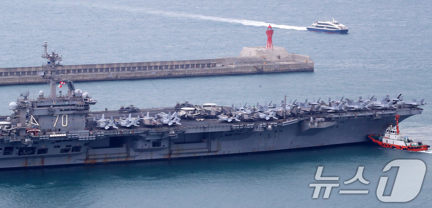 본문 이미지 - 미국 해군 핵추진 항공모함 '칼빈슨함'(CVN-70)이 2일 오후 부산 남구 해군작전사령부 부산작전기지에 입항하고 있다.  2025.3.2/뉴스1 ⓒ News1 윤일지 기자