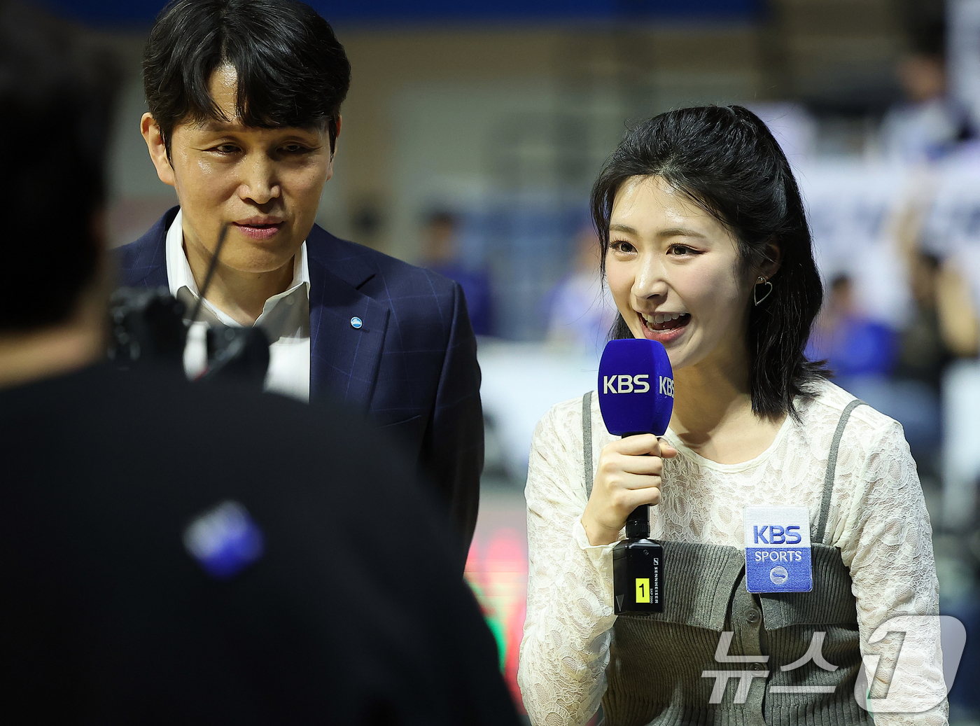 (아산=뉴스1) 김진환 기자 = 홍주연 KBS 아나운서가 2일 오후 충남 아산 이순신체육관에서 열린 '하나은행 2024-2025 여자프로농구 플레이오프' 1차전 아산 우리은행 우리 …