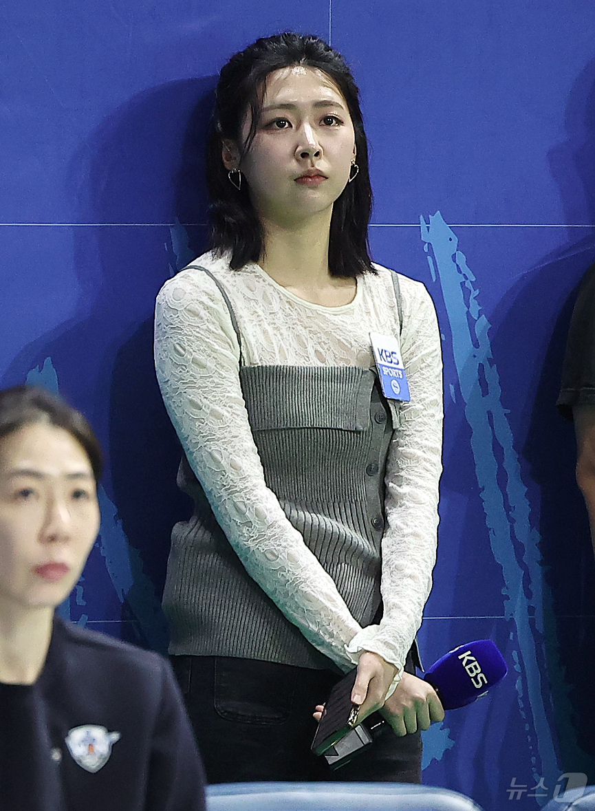 (아산=뉴스1) 김진환 기자 = 홍주연 KBS 아나운서가 2일 오후 충남 아산 이순신체육관에서 열린 '하나은행 2024-2025 여자프로농구 플레이오프' 1차전 아산 우리은행 우리 …