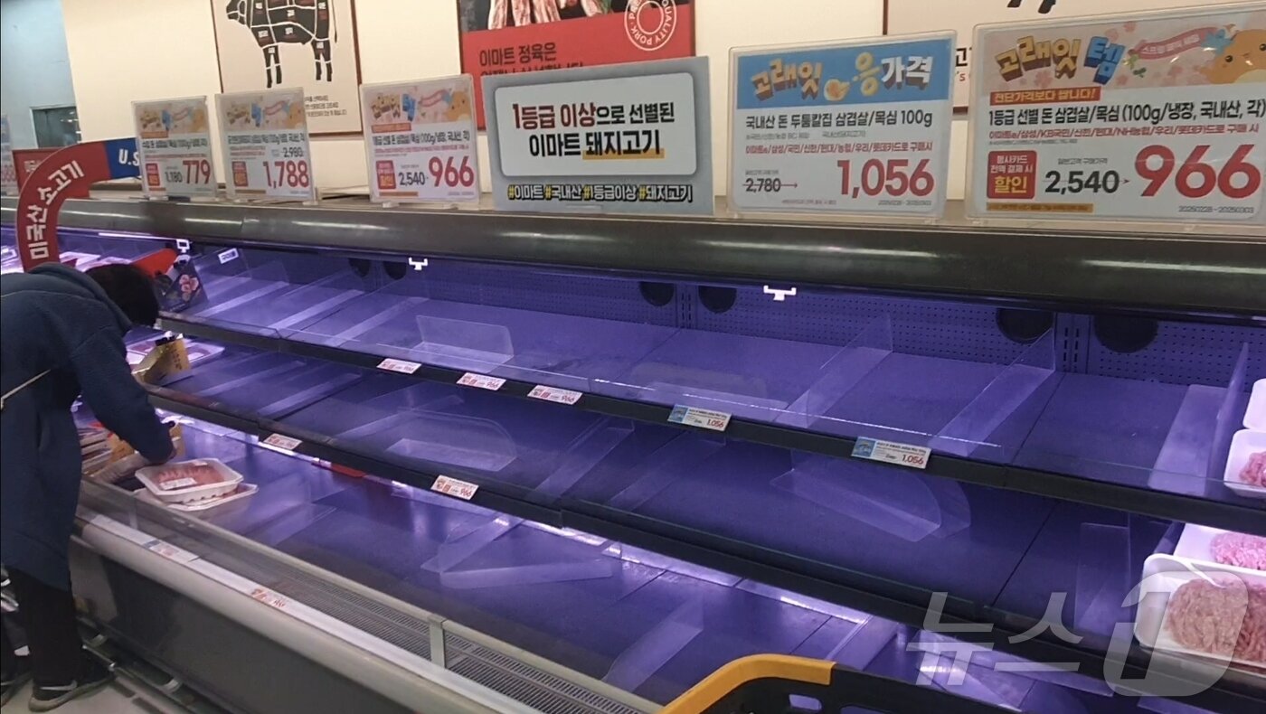본문 이미지 - 2일 서울 이마트 용산점에서 한 고객이 마지막으로 남은 삼겹살을 고르고 있다.