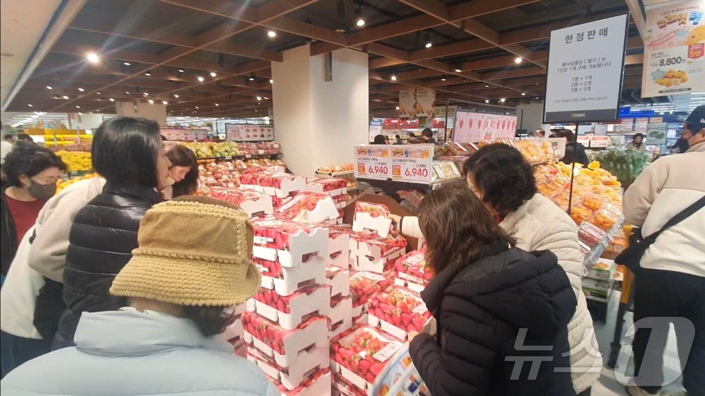 본문 이미지 - 2일 서울 이마트 용산점에서 고객들이 딸기를 사기 위해 매대 앞에 몰려 있다.