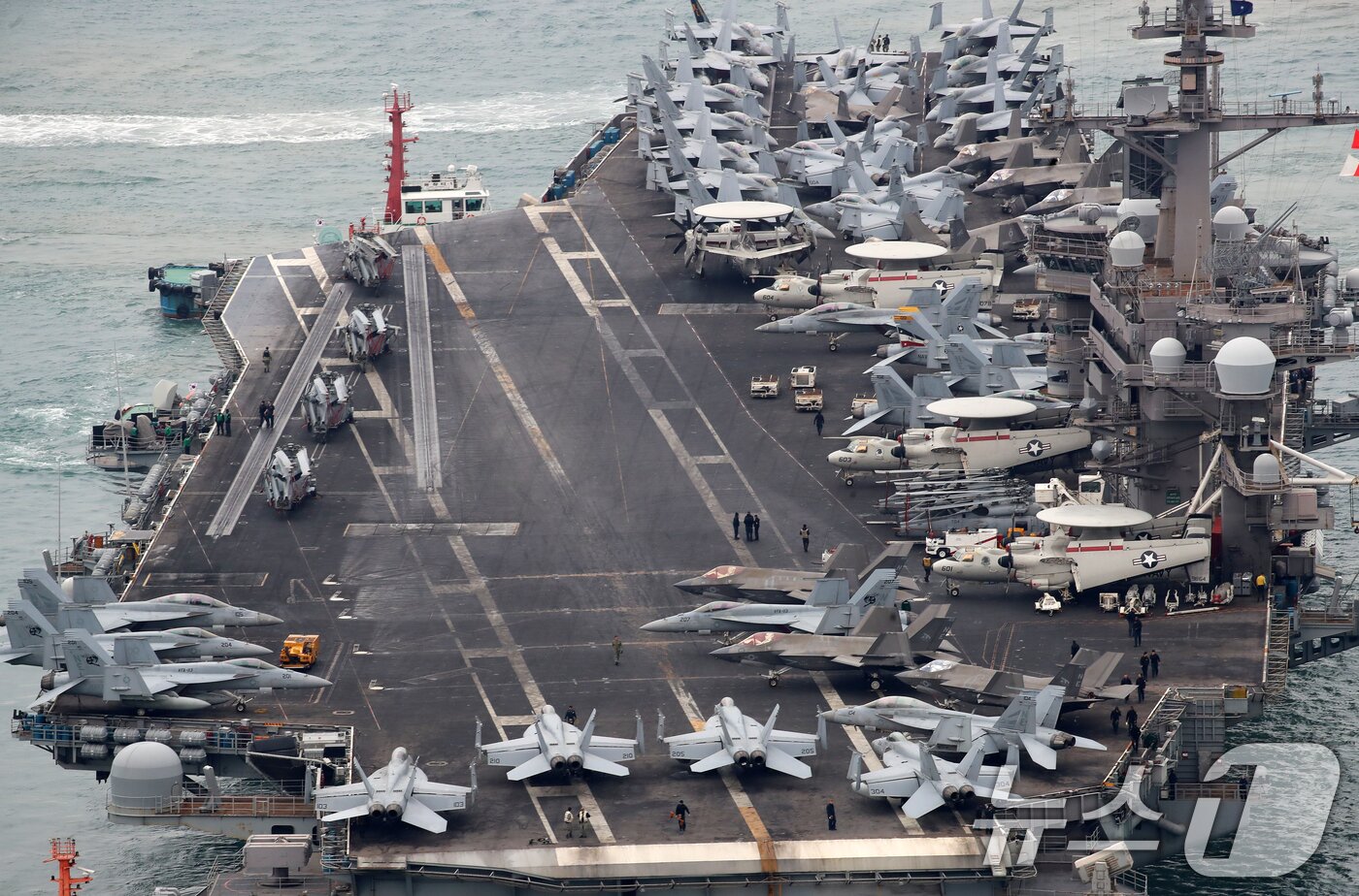 본문 이미지 - 미국 해군 핵추진 항공모함 '칼빈슨함'(CVN-70)이 2일 오후 부산 남구 해군작전사령부 부산작전기지에 입항하고 있다. 길이 333m, 폭 77m, 무게 10만여 톤, 승조원 6000여 명에 달하는 니미츠급 항모인 칼빈슨함은 항공기 80여 대를 탑재할 수 있어 '떠다니는 군사기지'로 불린다. 2025.3.2/뉴스1 ⓒ News1 윤일지 기자