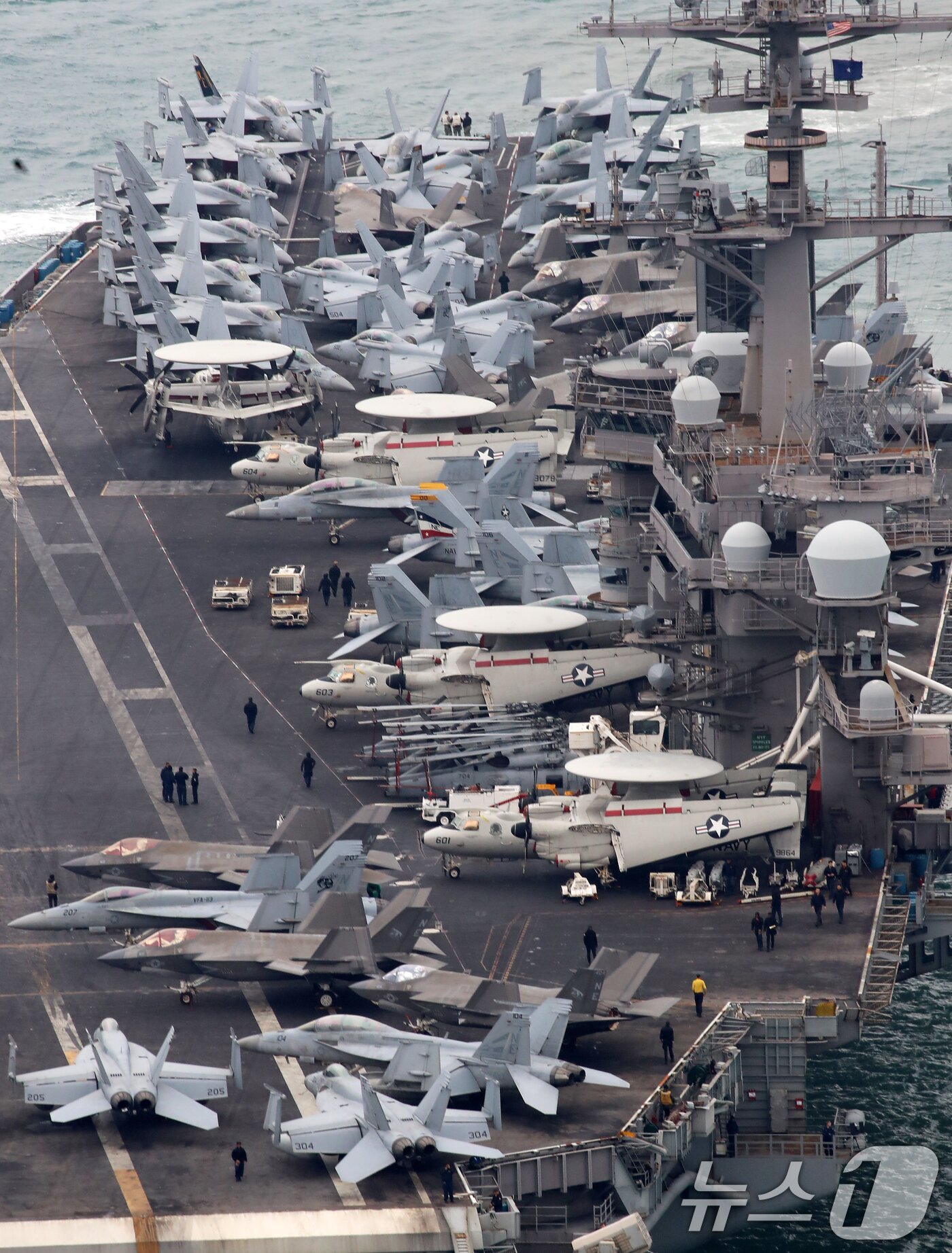 본문 이미지 - 미국 해군 핵추진 항공모함 '칼빈슨함'(CVN-70)이 2일 오후 부산 남구 해군작전사령부 부산작전기지에 입항하고 있다. 길이 333m, 폭 77m, 무게 10만여 톤, 승조원 6000여 명에 달하는 니미츠급 항모인 칼빈슨함은 항공기 80여 대를 탑재할 수 있어 '떠다니는 군사기지'로 불린다. 2025.3.2/뉴스1 ⓒ News1 윤일지 기자