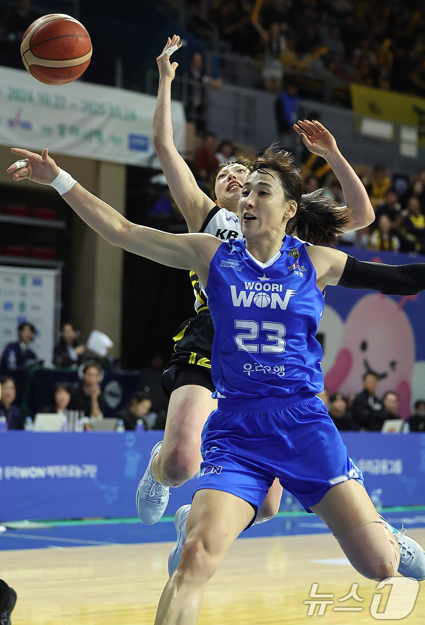 (아산=뉴스1) 김진환 기자 = 2일 오후 충남 아산 이순신체육관에서 열린 '하나은행 2024-2025 여자프로농구 플레이오프' 1차전 아산 우리은행 우리 WON과 청주 KB스타즈 …
