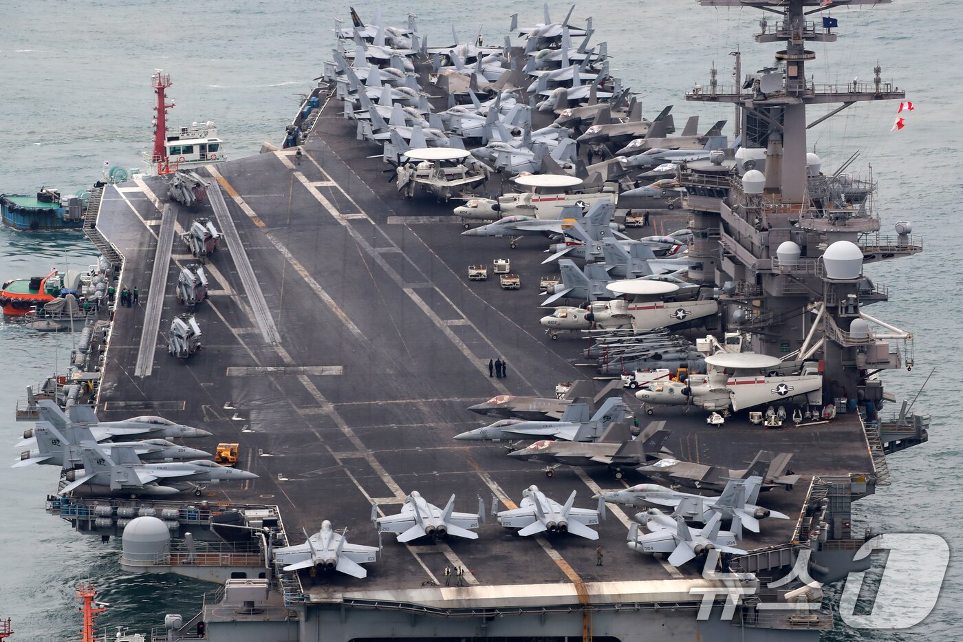 본문 이미지 - 미국 해군 핵추진 항공모함 '칼빈슨함'(CVN-70)이 2일 오후 부산 남구 해군작전사령부 부산작전기지에 입항하고 있다. 길이 333m, 폭 77m, 무게 10만여 톤, 승조원 6000여 명에 달하는 니미츠급 항모인 칼빈슨함은 항공기 80여 대를 탑재할 수 있어 '떠다니는 군사기지'로 불린다. 2025.3.2/뉴스1 ⓒ News1 윤일지 기자