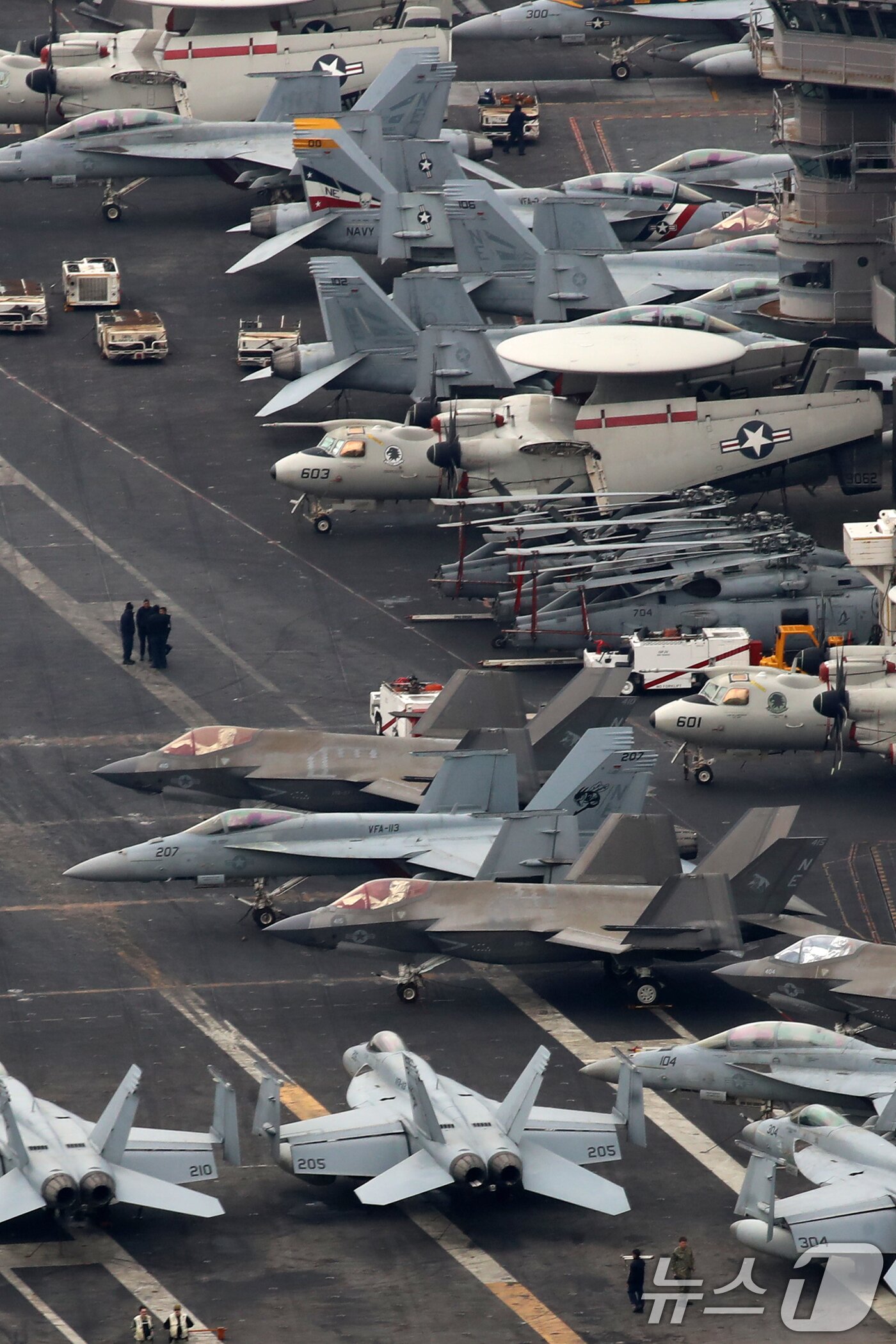 본문 이미지 - 미국 해군 핵추진 항공모함 '칼빈슨함'(CVN-70)이 2일 오후 부산 남구 해군작전사령부 부산작전기지에 입항하고 있다. 길이 333m, 폭 77m, 무게 10만여 톤, 승조원 6000여 명에 달하는 니미츠급 항모인 칼빈슨함은 항공기 80여 대를 탑재할 수 있어 '떠다니는 군사기지'로 불린다. 2025.3.2/뉴스1 ⓒ News1 윤일지 기자
