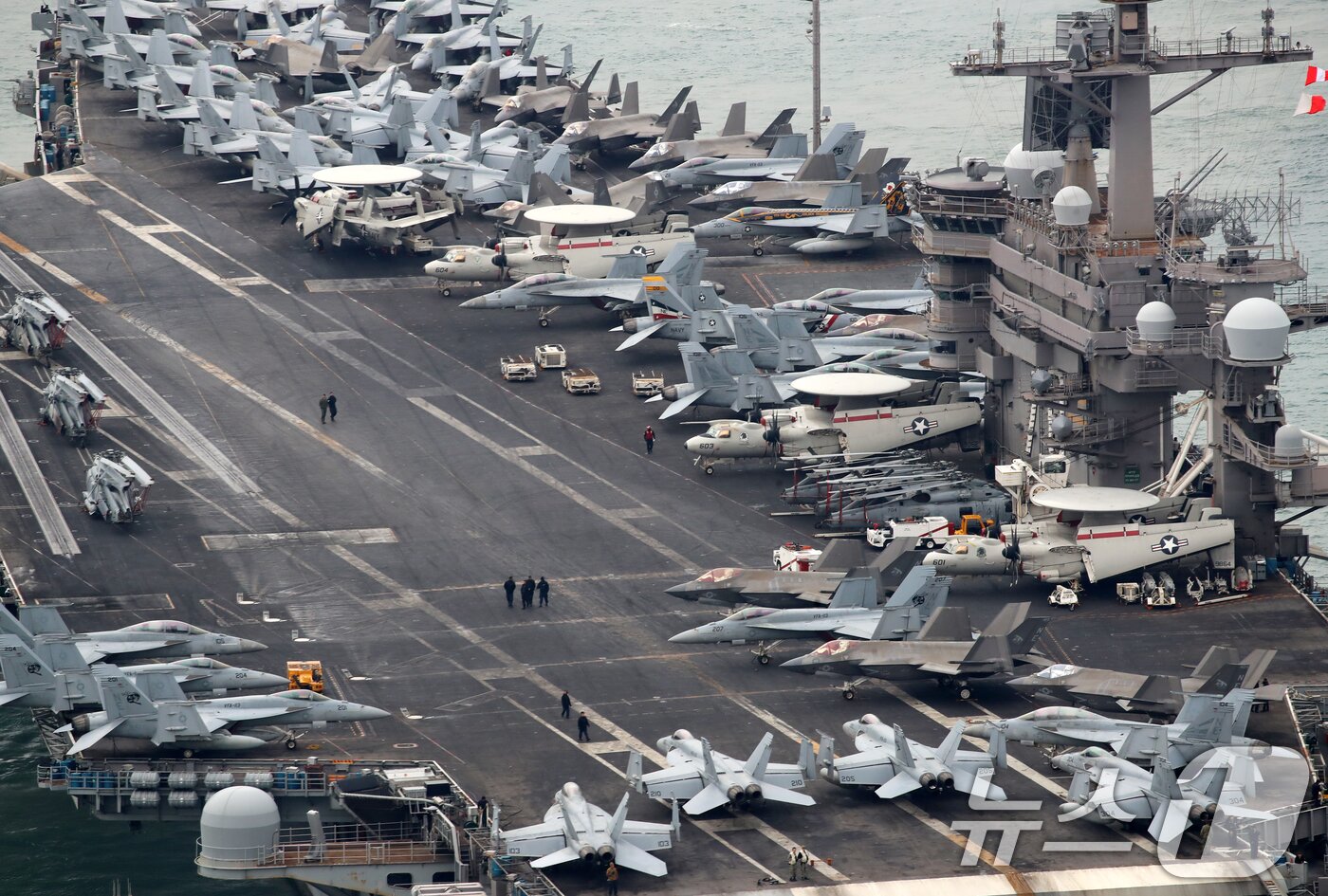 본문 이미지 - 미국 해군 핵추진 항공모함 '칼빈슨함'(CVN-70)이 2일 오후 부산 남구 해군작전사령부 부산작전기지에 입항하고 있다. 길이 333m, 폭 77m, 무게 10만여 톤, 승조원 6000여 명에 달하는 니미츠급 항모인 칼빈슨함은 항공기 80여 대를 탑재할 수 있어 '떠다니는 군사기지'로 불린다. 2025.3.2/뉴스1 ⓒ News1 윤일지 기자