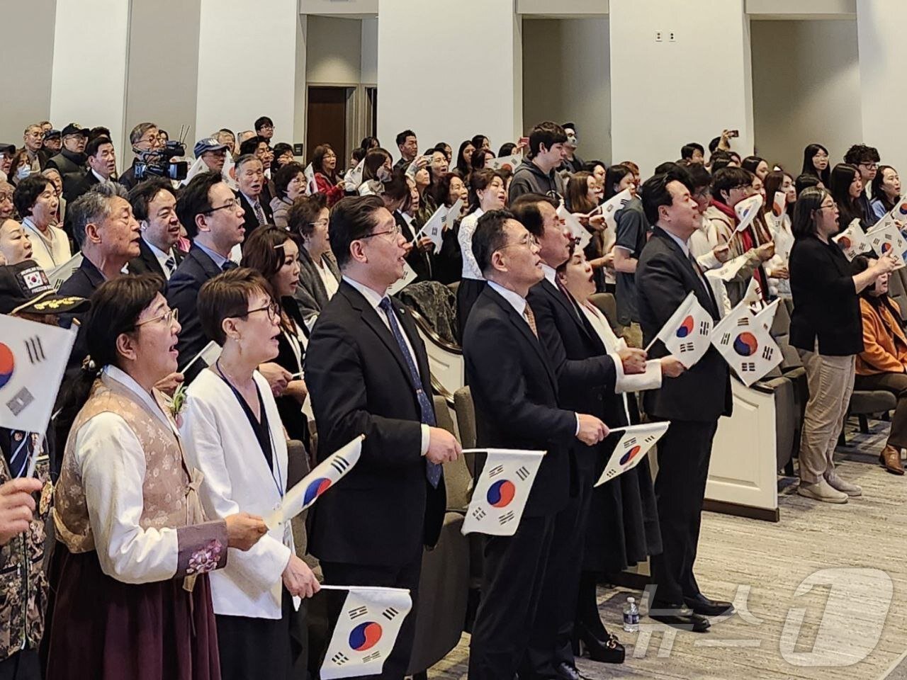 본문 이미지 - 미국 워싱턴DC 지역 교민들이 제106주년 3.1절인 1일&#40;현지시간&#41; 미국 메릴랜드주 엘리콧시티 벧엘교회에서 열린 3.1절 기념행사에서 국민의례를 하고 있다. 2025.3.2/뉴스1 ⓒ News1 류정민 특파원