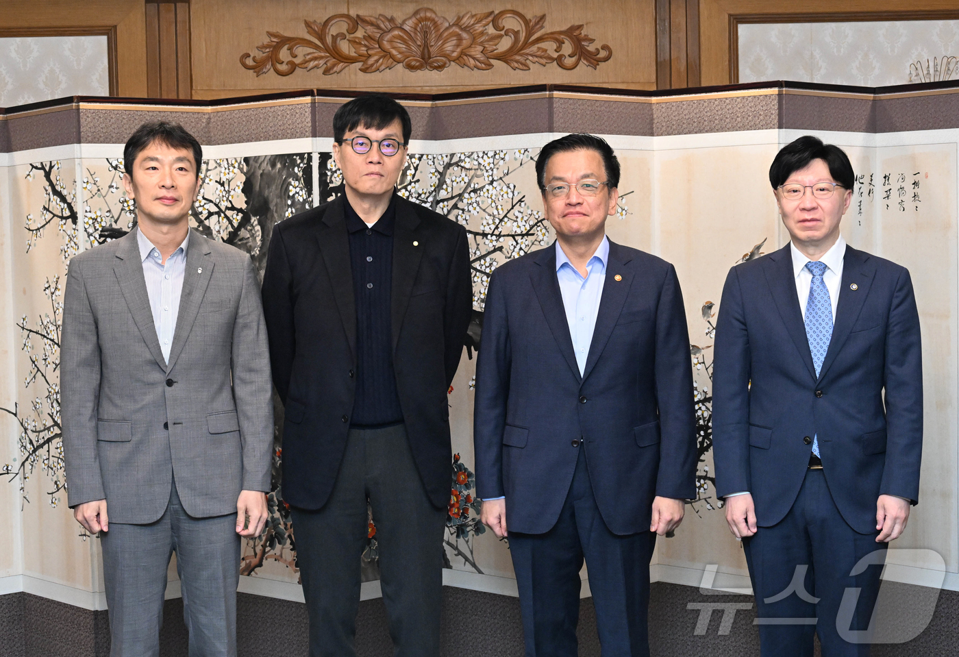 (서울=뉴스1) = 최상목 대통령 권한대행 부총리 겸 기획재정부 장관이 20일 서울 종로구 정부서울청사에서 열린 '거시경제·금융현안 간담회'에 앞서 참석자들과 함께 기념촬영을 하고 …