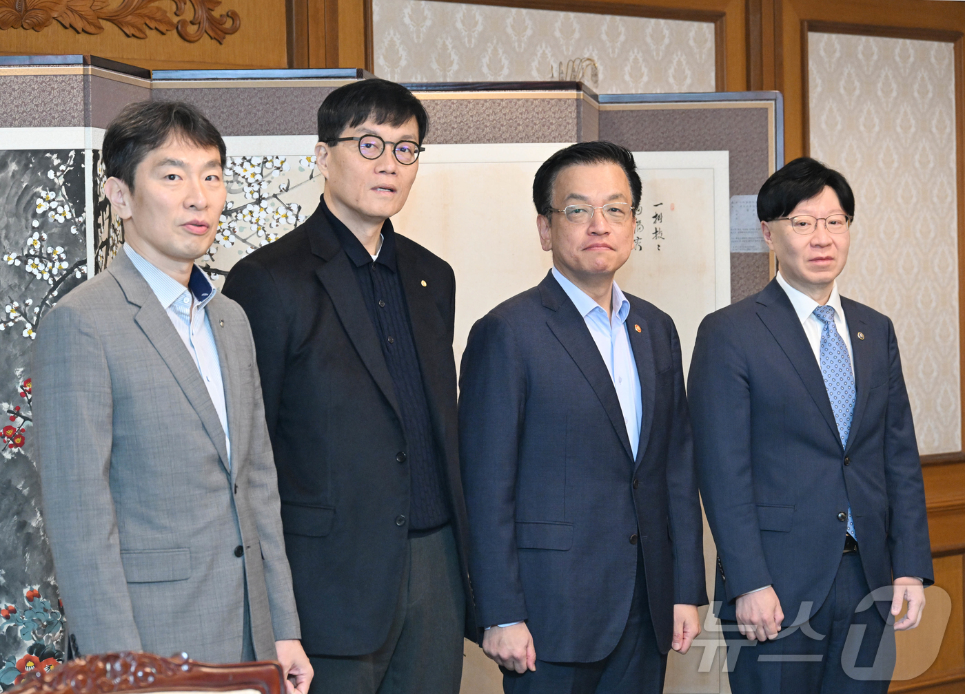 (서울=뉴스1) = 최상목 대통령 권한대행 부총리 겸 기획재정부 장관이 20일 서울 종로구 정부서울청사에서 열린 '거시경제·금융현안 간담회'에 앞서 참석자들과 함께 기념촬영을 하고 …