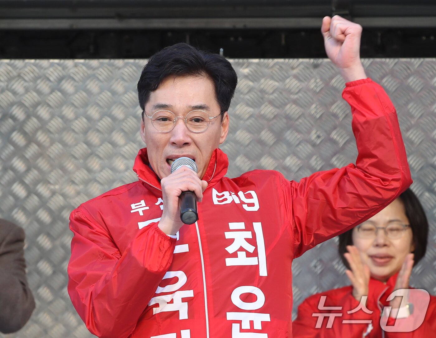 본문 이미지 - 4·2 재보궐선거 공식 선거운동이 시작된 20일 오전 부산 부산진구 서면교차로에서 최윤홍 부산시교육감 후보가 출근길 시민들에게 인사하고 있다. 2025.3.20/뉴스1 ⓒ News1 윤일지 기자