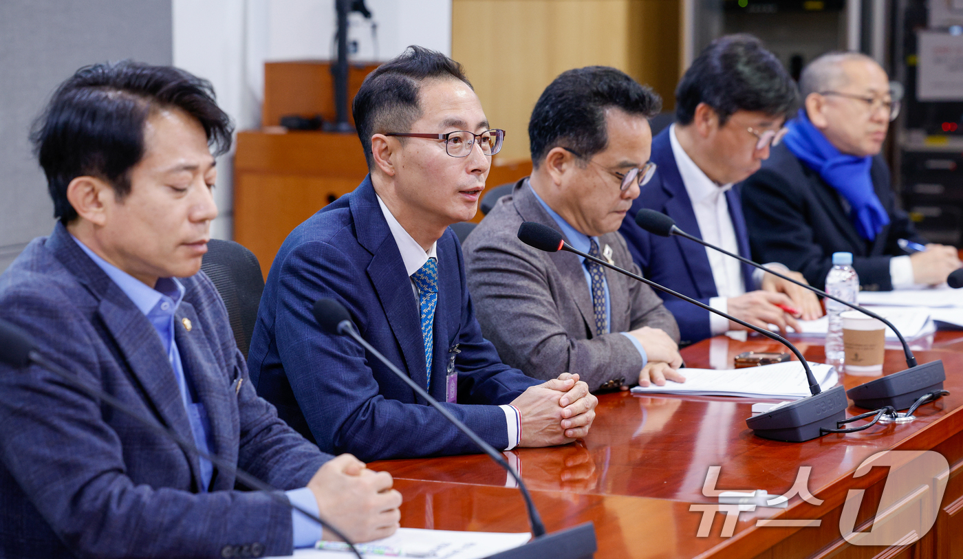 (서울=뉴스1) 안은나 기자 = 김명규 쿠팡이츠 대표가 20일 오전 서울 여의도 국회의원회관에서 열린 더불어민주당 을지로위원회 배달앱 사회적대화기구 중간브리핑에 참석해 포장수수료 …