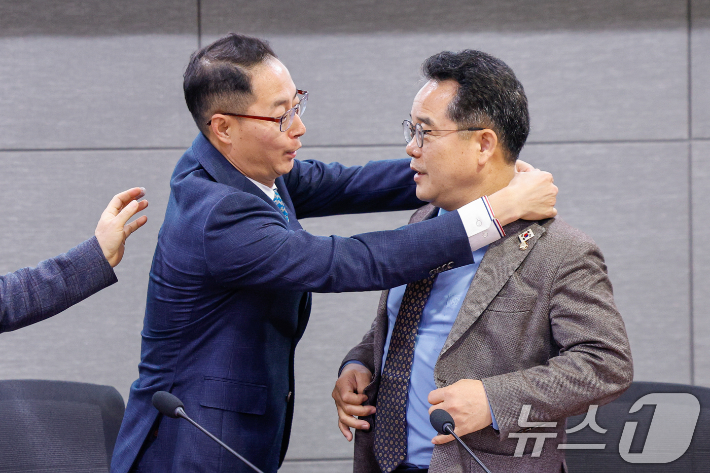 (서울=뉴스1) 안은나 기자 = 민병덕 더불어민주당 을지로위원장(오른쪽)과 김명규 쿠팡이츠 대표가 20일 오전 서울 여의도 국회의원회관에서 열린 더불어민주당 을지로위원회 배달앱 사 …