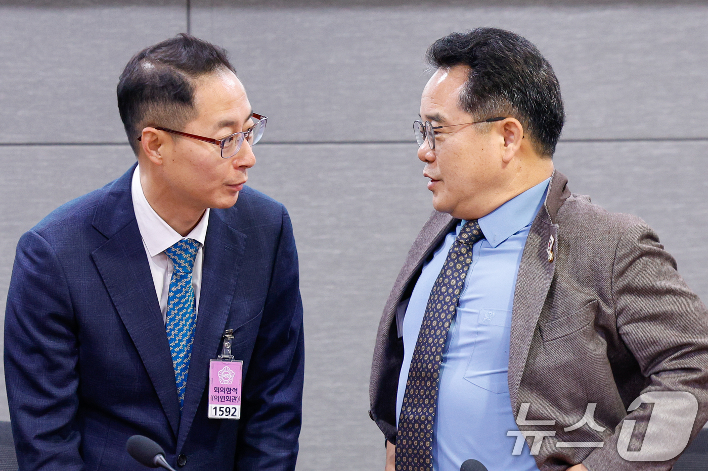 (서울=뉴스1) 안은나 기자 = 민병덕 더불어민주당 을지로위원장(오른쪽)과 김명규 쿠팡이츠 대표가 20일 오전 서울 여의도 국회의원회관에서 열린 더불어민주당 을지로위원회 배달앱 사 …