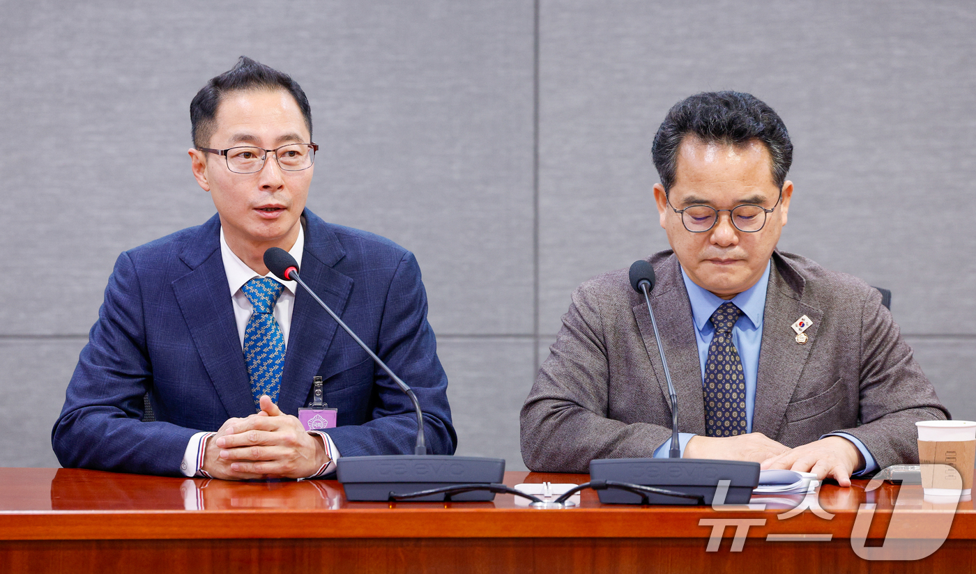 (서울=뉴스1) 안은나 기자 = 김명규 쿠팡이츠 대표가 20일 오전 서울 여의도 국회의원회관에서 열린 더불어민주당 을지로위원회 배달앱 사회적대화기구 중간브리핑에 참석해 포장수수료 …