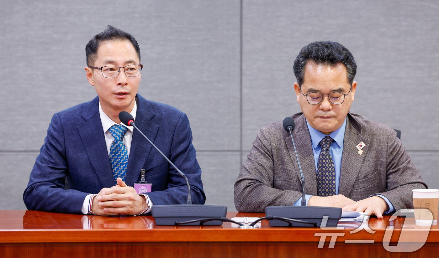 본문 이미지 - 김명규 쿠팡이츠 대표가 20일 오전 서울 여의도 국회의원회관에서 열린 더불어민주당 을지로위원회 배달앱 사회적대화기구 중간브리핑에 참석해 포장수수료 무료 정책을 1년 연장한다고 밝히고 있다. 오른쪽은 민병덕 을지로위원장. 2025.3.20/뉴스1 ⓒ News1 안은나 기자
