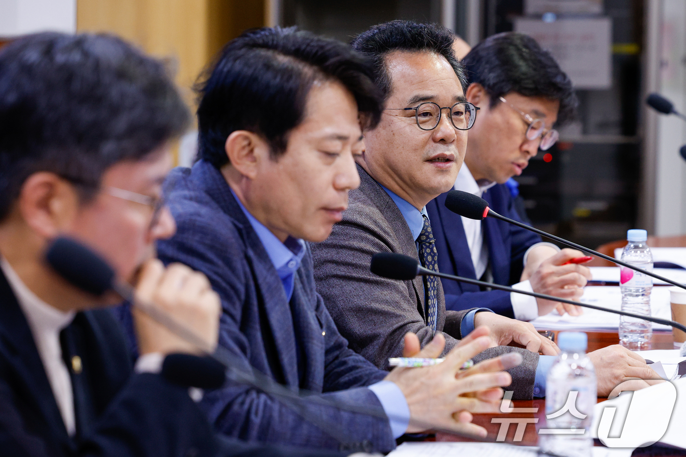 (서울=뉴스1) 안은나 기자 = 민병덕 더불어민주당 을지로위원장이 20일 오전 서울 여의도 국회의원회관에서 열린 홈플러스 대책 TF 3차 회의에 참석해 발언하고 있다. 2025.3 …