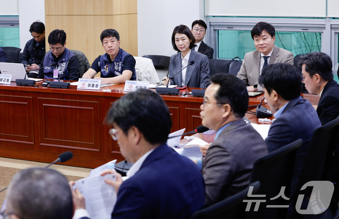 (서울=뉴스1) 안은나 기자 = 홈플러스 일반노동조합 류근림 사무국장(왼쪽부터), 이종성 위원장, 홈플러스 석현경 부장, 신건호 상무가 20일 오전 서울 여의도 국회의원회관에서 열 …