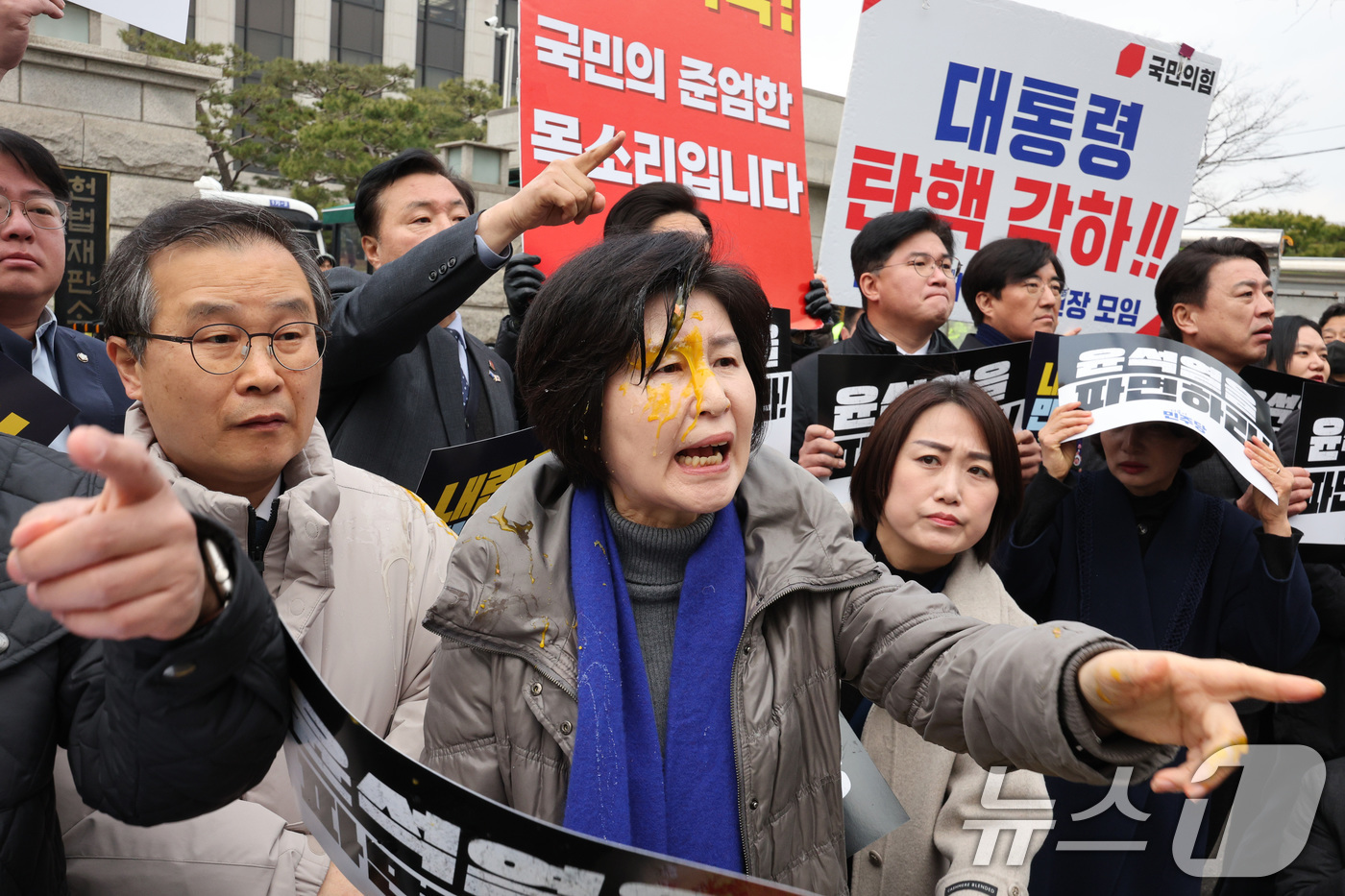 (서울=뉴스1) 신웅수 기자 = 백혜련 더불어민주당 의원이 20일 오전 서울 종로구 헌법재판소 앞에서 가진 윤석열 대통령 신속 파면 촉구 기자회견에서 계란을 얼굴에 맞은 후 윤석열 …