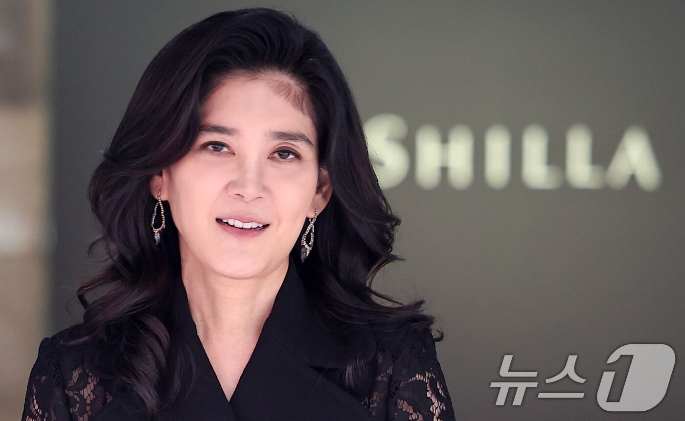 본문 이미지 - 이부진 호텔신라 대표이사 사장이 지난해 3월 20일 오전 서울 중구 삼성전자 장충사옥에서 열린 호텔신라 주주총회에 참석한 후 하고 있다. 2025.3.20 ⓒ 뉴스1 김성진 기자