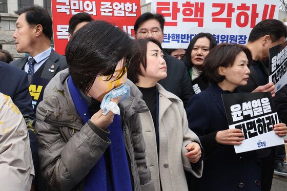 헌재 앞서 "尹 파면" 외친 민주…윤 지지자와 충돌, 계란 맞기도