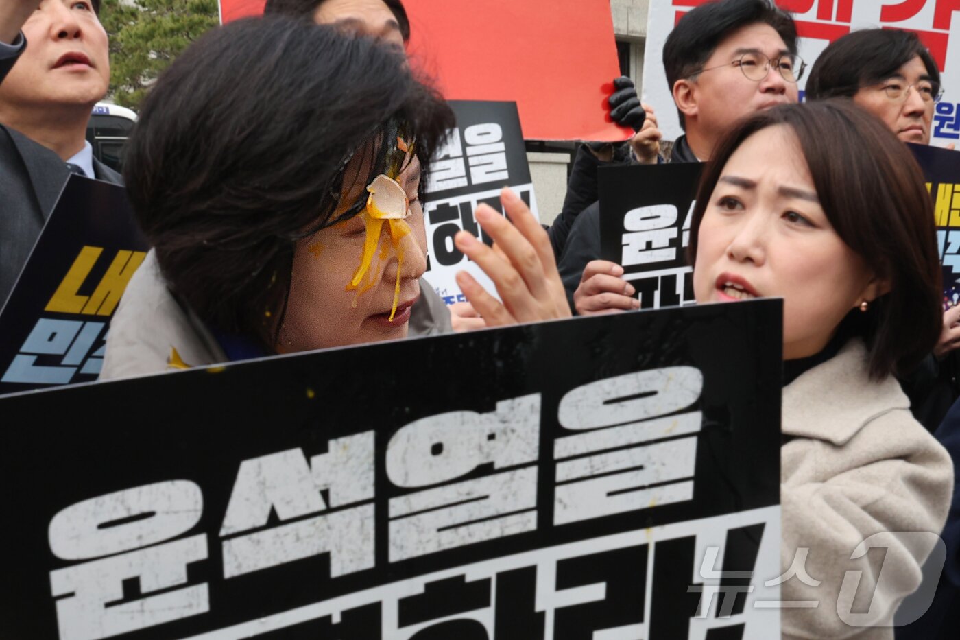 본문 이미지 - 백혜련 더불어민주당 의원이 20일 오전 서울 종로구 헌법재판소 앞에서 가진 윤석열 대통령 신속 파면 촉구 기자회견에서 계란을 얼굴에 맞고 있다. 2025.3.20/뉴스1 ⓒ News1 신웅수 기자