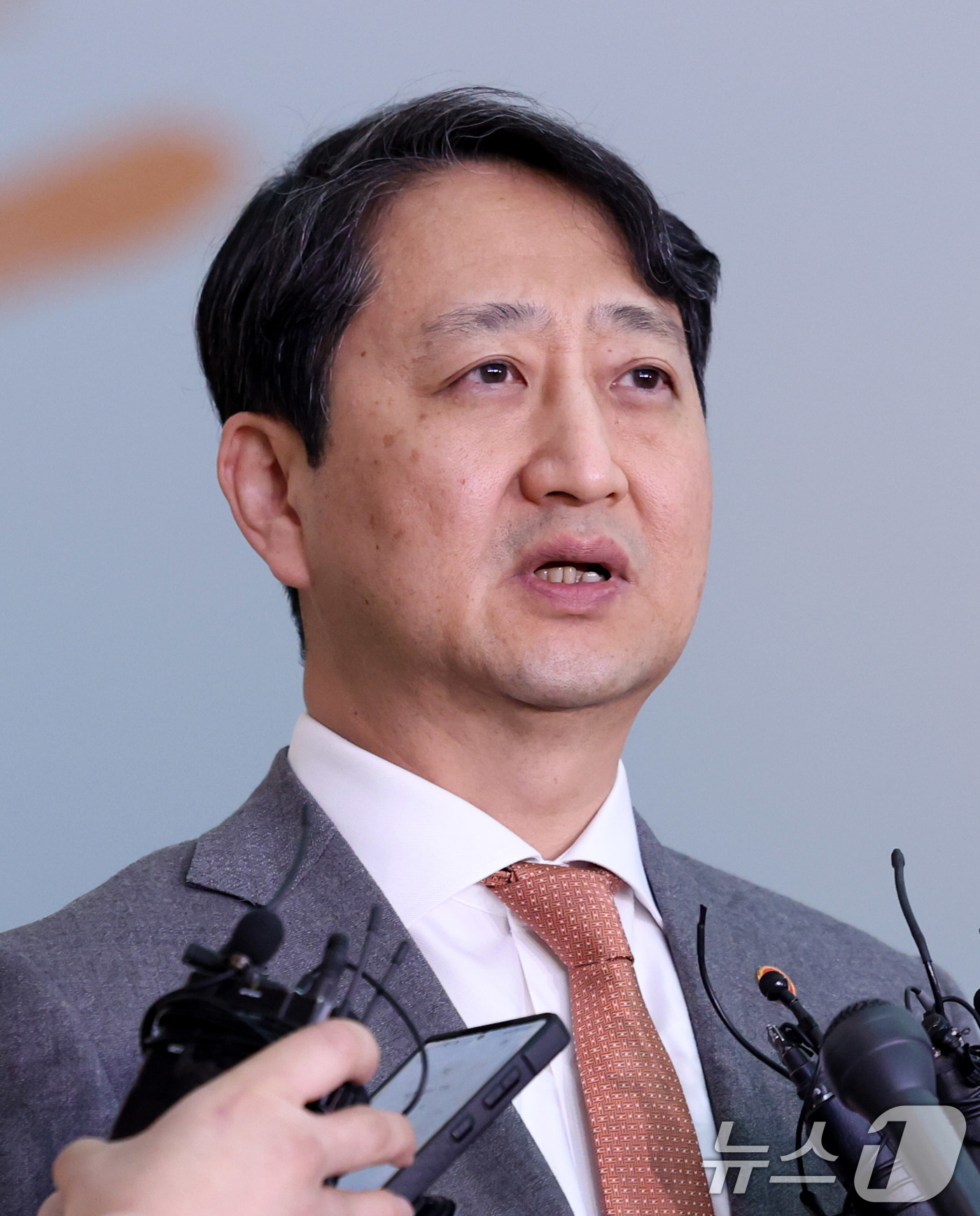 (인천공항=뉴스1) 박지혜 기자 = 안덕근 산업통상자원부 장관이 20일 인천국제공항 2터미널을 통해 미국 출국에 앞서 취재진 질문에 답하고 있다.안 장관은 미국 워싱턴 D.C.를 …