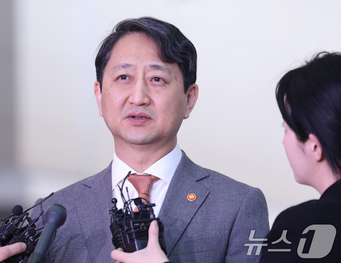 (인천공항=뉴스1) 박지혜 기자 = 안덕근 산업통상자원부 장관이 20일 인천국제공항 2터미널을 통해 미국 출국에 앞서 취재진 질문에 답하고 있다.안 장관은 미국 워싱턴 D.C.를 …