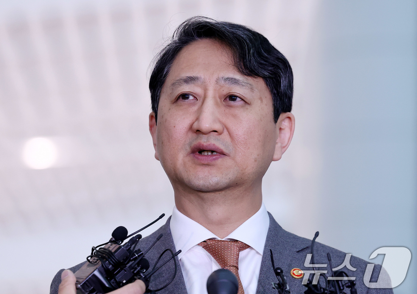 (인천공항=뉴스1) 박지혜 기자 = 안덕근 산업통상자원부 장관이 20일 인천국제공항 2터미널을 통해 미국 출국에 앞서 취재진 질문에 답하고 있다.안 장관은 미국 워싱턴 D.C.를 …