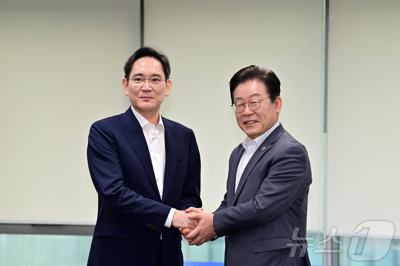 (서울=뉴스1) 김민지 기자 = 이재명 더불어민주당 대표와 이재용 삼성전자 회장이 20일 오전 서울 강남구 삼성 청년 SW 아카데미(SSAFY)에서 손을 맞잡고 있다. (공동취재) …