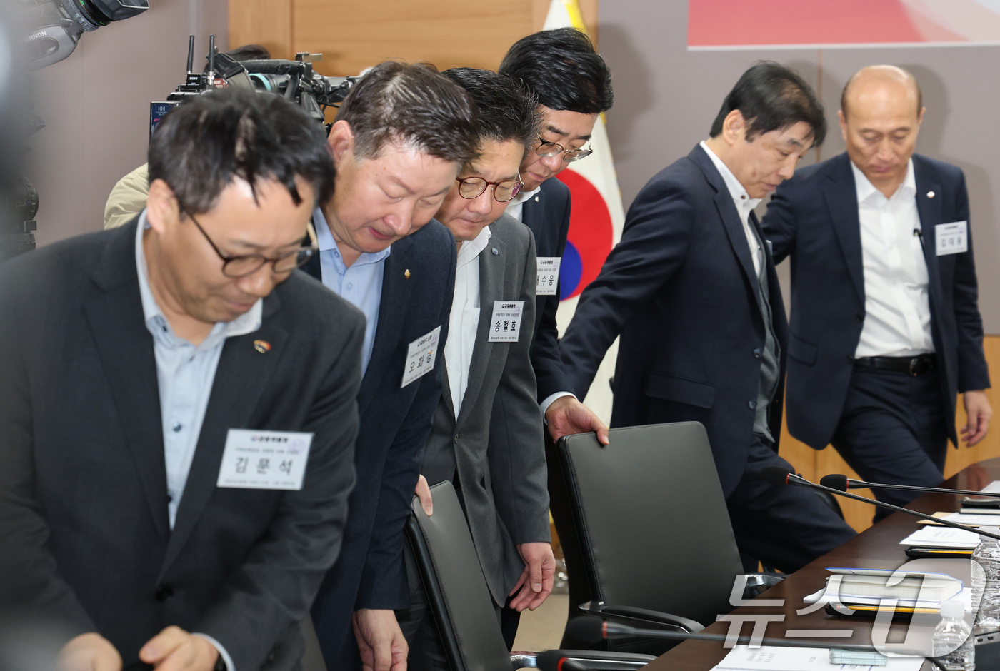 (서울=뉴스1) 임세영 기자 = 20일 서울 종로구 정부서울청사에서 열린 지역·서민금융기관으로서 저축은행 역할 제고를 위한 간담회에 저축은행 대표들이 참석하고 있다. 2025.3. …