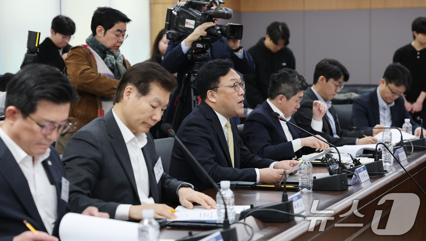 (서울=뉴스1) 임세영 기자 = 김병환 금융위원회 위원장이 20일 서울 종로구 정부서울청사에서 열린 지역·서민금융기관으로서 저축은행 역할 제고를 위한 간담회에서 모두발언을 하고 있 …