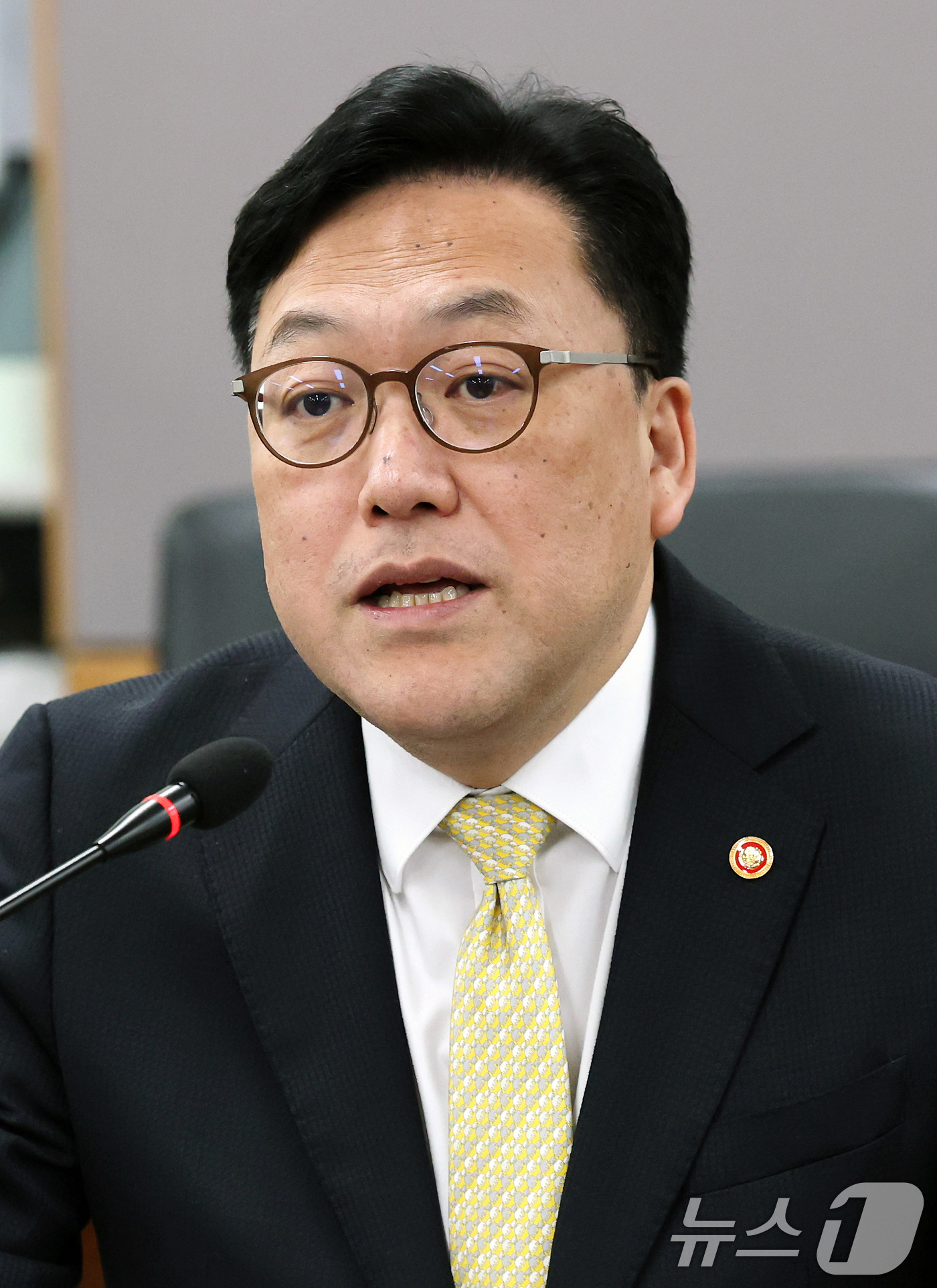(서울=뉴스1) 임세영 기자 = 김병환 금융위원회 위원장이 20일 서울 종로구 정부서울청사에서 열린 지역·서민금융기관으로서 저축은행 역할 제고를 위한 간담회에서 모두발언을 하고 있 …