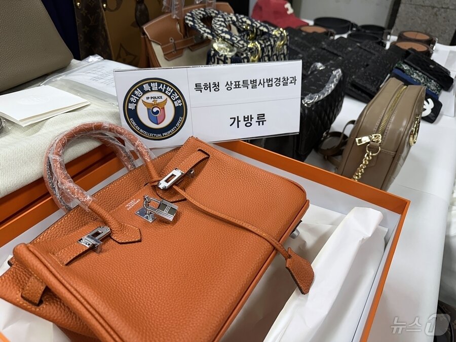 본문 이미지 - 특허청 상표특별사법경찰이 서울 명동 관광거리 일대를 집중 단속해 위조상품 판매점 6곳에서 총 3544점(정품가액 약 200억원 상당)의 위조상품을 압수 조치했다./뉴스1 