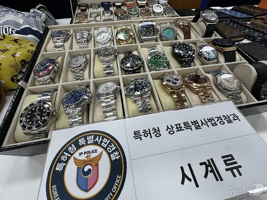 본문 이미지 - 특허청 상표특별사법경찰이 서울 명동 관광거리 일대를 집중 단속해 위조상품 판매점 6곳에서 총 3544점(정품가액 약 200억원 상당)의 위조상품을 압수 조치했다./뉴스1 