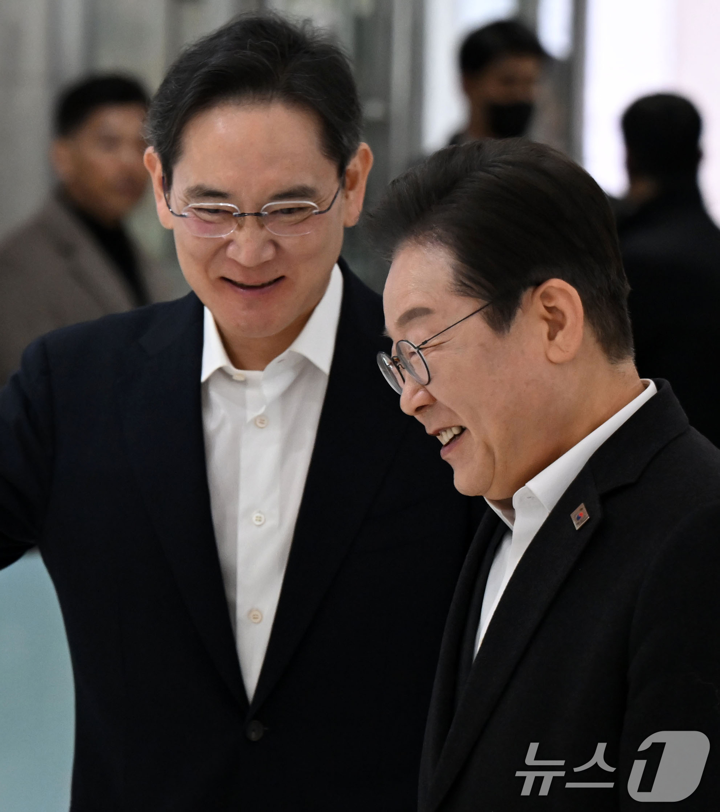 (서울=뉴스1) 김민지 기자 = 이재명 더불어민주당 대표가 20일 오전 서울 강남구 삼성 청년 소프트웨어 아카데미(SSAFY)에서 열린 청년 취업 지원을 위한 현장 간담회에 앞서 …