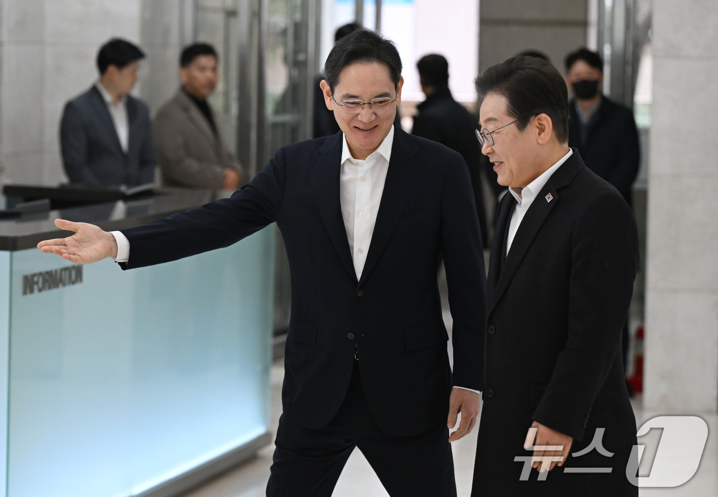 (서울=뉴스1) 김민지 기자 = 이재명 더불어민주당 대표와 이재용 삼성전자 회장이 20일 오전 서울 강남구 삼성 청년 소프트웨어 아카데미(SSAFY)에서 환담을 하기 위해 이동하고 …