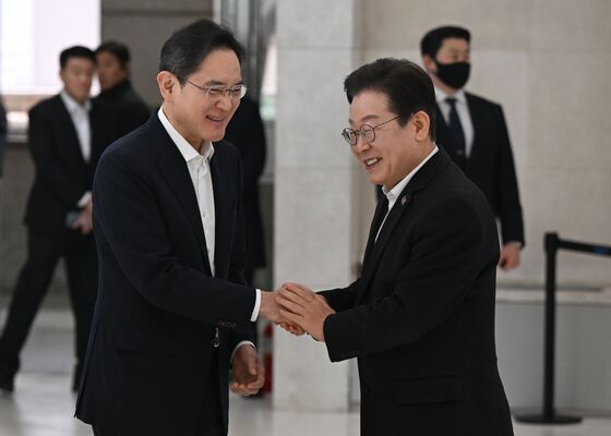 '반도체 현안 가득' 이재용 회장, 로비 내려와 미소로 이재명 환대