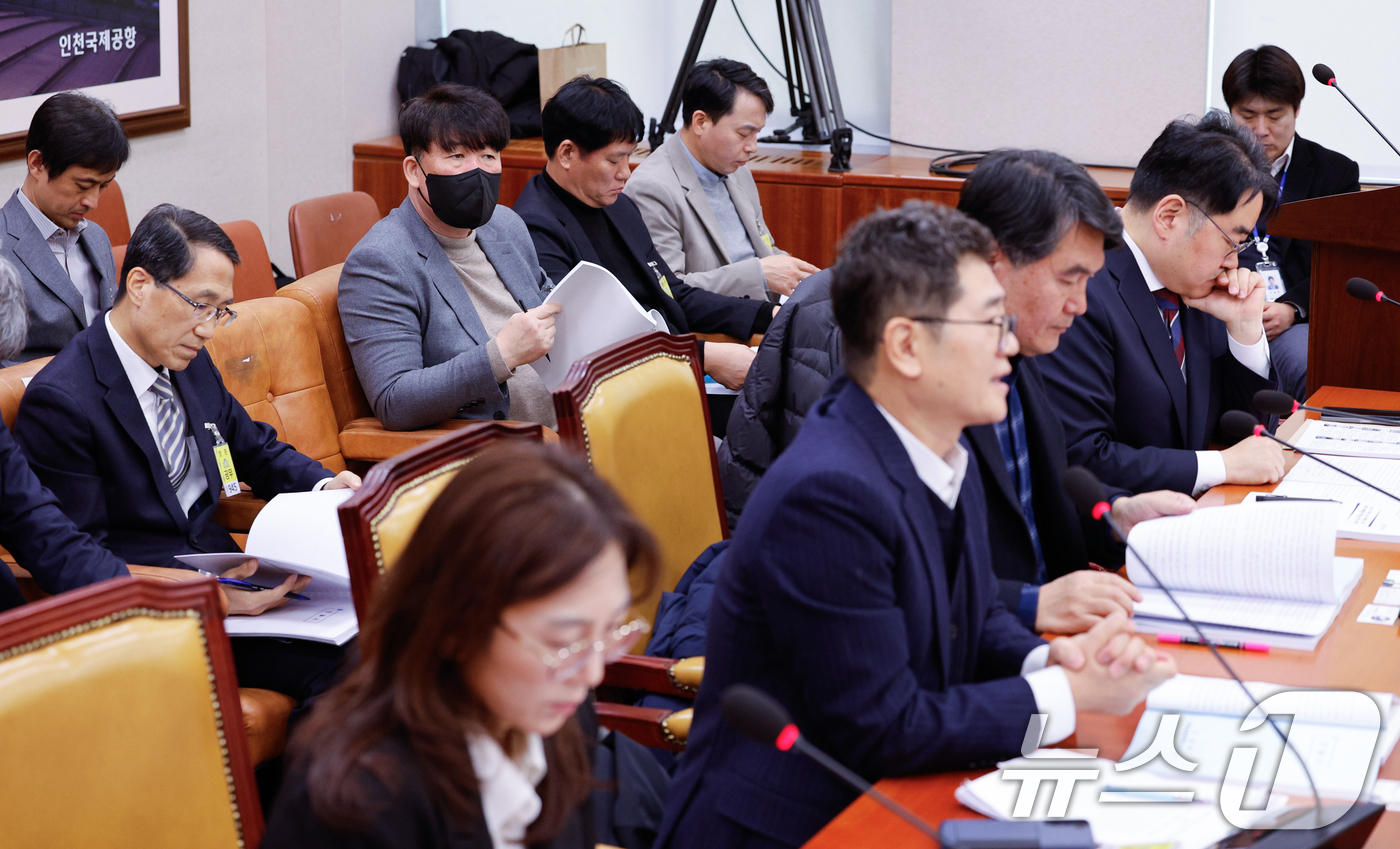 (서울=뉴스1) 안은나 기자 = 이동훈 성균관대 교수가 20일 서울 여의도 국회에서 열린 12·29 여객기 참사 피해자 지원 관련 특별법안 제정을 위한 공청회에 참석해 진술하고 있 …