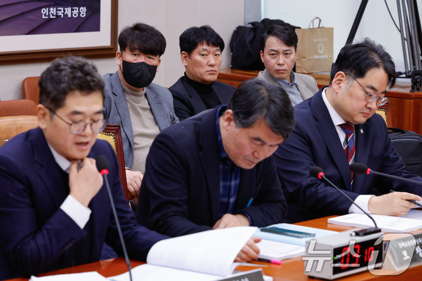 (서울=뉴스1) 안은나 기자 = 박한신 12·29 여객기 참사 유가족협의회 대표(두번째줄 왼쪽부터), 이혁 본부장, 박종권 본부장이 20일 서울 여의도 국회에서 열린 12·29 여 …