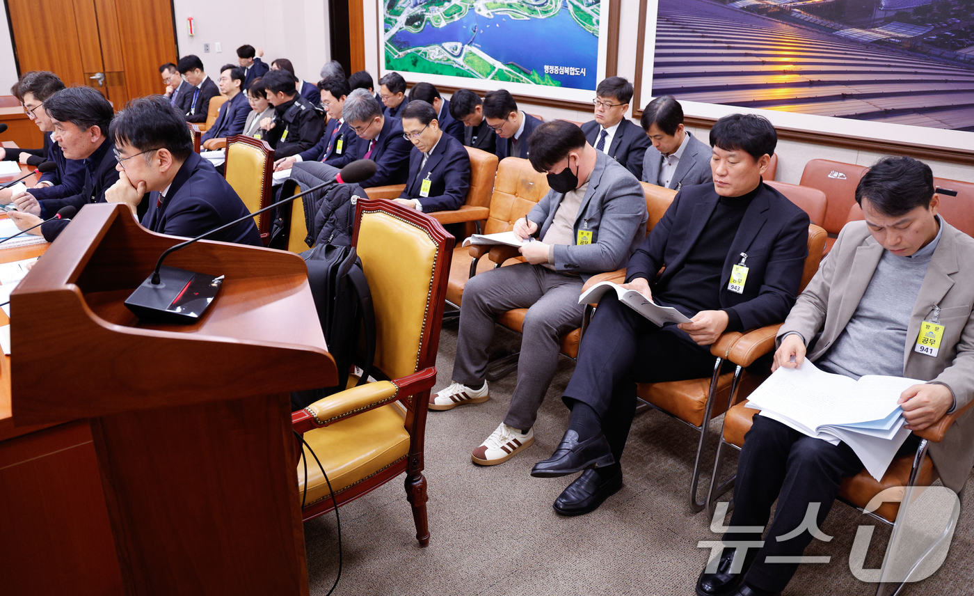 (서울=뉴스1) 안은나 기자 = 12·29 여객기 참사 유가족협의회 박종권 본부장(두번째줄 오른쪽부터), 이혁 본부장, 박한신 대표가 20일 서울 여의도 국회에서 열린 12·29 …