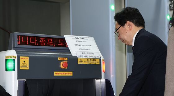 첫 공판 출석하는 윤승영 전 조정관
