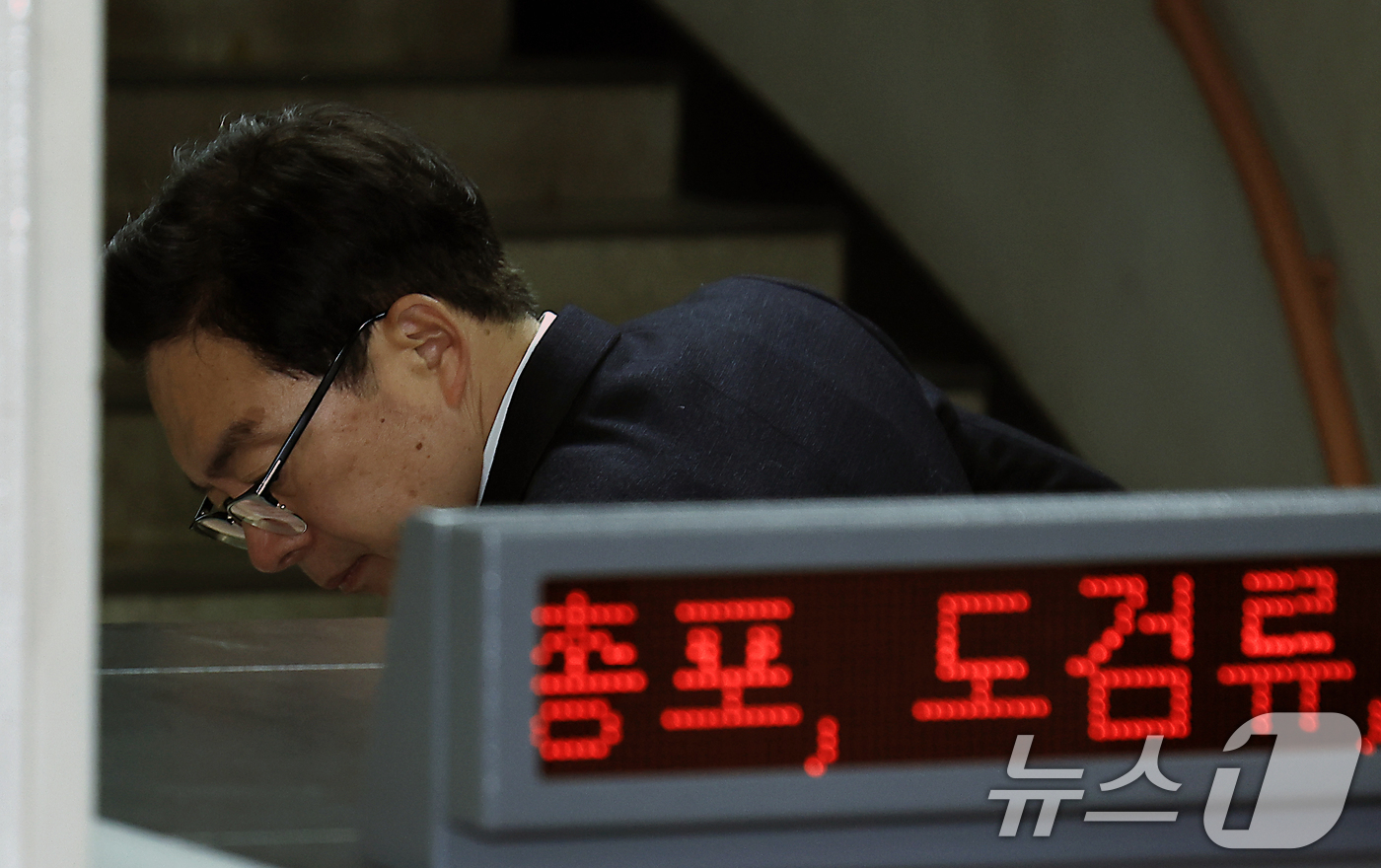(서울=뉴스1) 박정호 기자 = '12·3 비상계엄' 사태와 관련해 내란중요임무종사 등 혐의로 기소된 윤승영 전 경찰청 국가수사본부 수사기획조정관이 20일 오전 서울 서초동 서울중 …