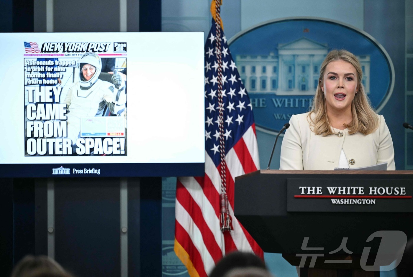 (워싱턴 AFP=뉴스1) 우동명 기자 = 캐럴라인 레빗 백악관 대변인이 19일(현지시간) 워싱턴 백악관 브래디 룸에서 일일 브리핑을 하고 있다. 2025.03.20ⓒ AFP=뉴스1 …